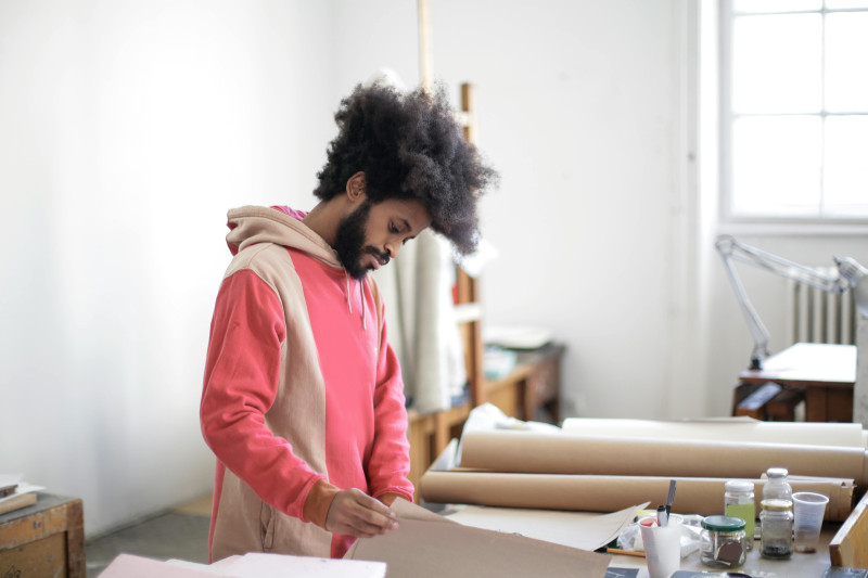 Dansk samtidskunstner atelier portræt