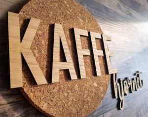 Kaffe skilt i træ - K A F F E hjørnet